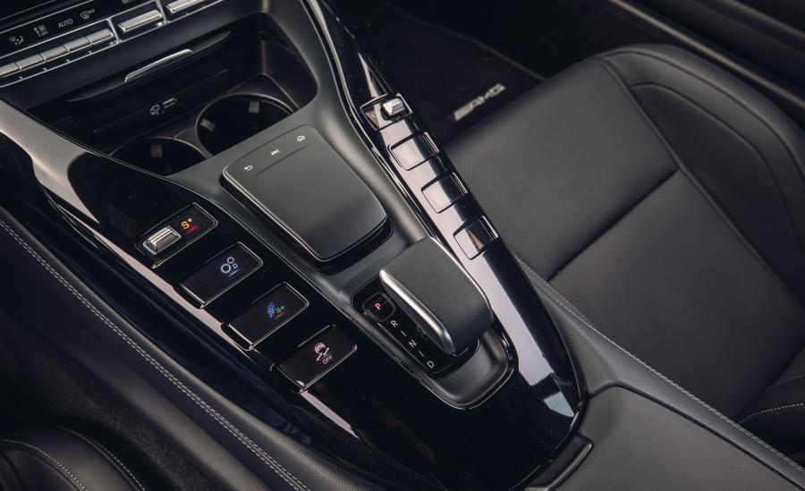 Детали интерьера Mercedes-AMG GT (C190) 2019 года  (NA) (фото 24 из 46)